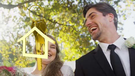 animación de la casa y la llave sobre casada pareja caucásica sonriendo