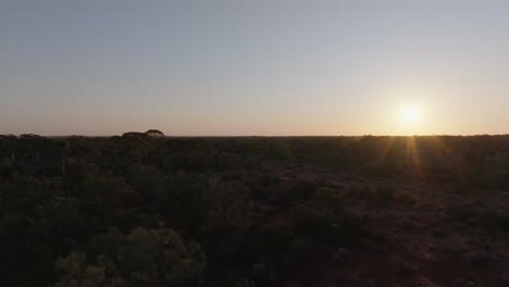 Un-Clip-De-Drones-En-Ascenso-Del-Interior-De-Australia-Al-Amanecer,-Con-Vistas-Al-Horizonte