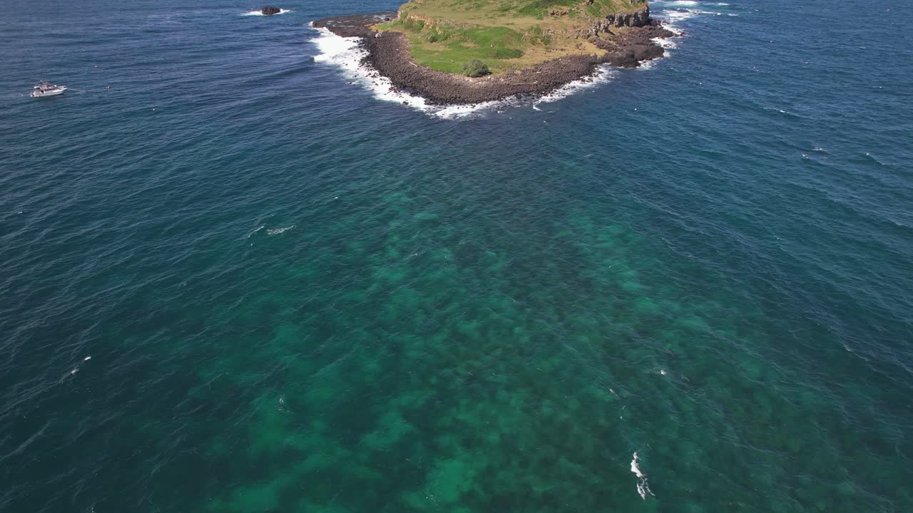tilt-up revelando la toma de la isla de cook en la cabeza de finger, nueva gales del sur, australia