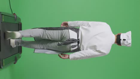 녹색 스크린 배경 스튜디오에서 트레드밀에서 는 아시아 남성 요리사