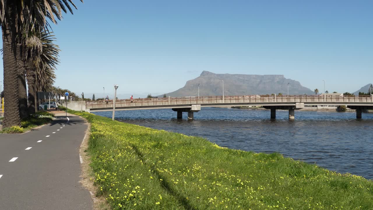 테이블 마운틴을 배경으로 케이프 타운 다리를 건너는 사람들