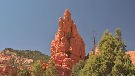 una formazione rocciosa naturale di hoodoo roccia rossa al canyon rosso, utah - inclinazione verso l'alto colpo