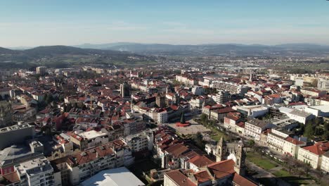 Fliegen-Sie-über-Das-Stadtzentrum-Von-Braga,-Portugal-28