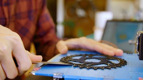 mecánico sacando el anillo de la cadena de la máquina en el taller 4k