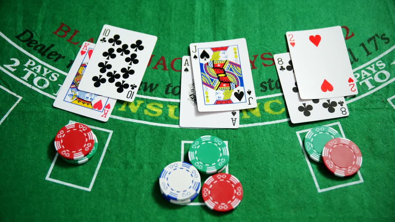 fichas de casino y cartas de juego en la ruleta en el casino 4k