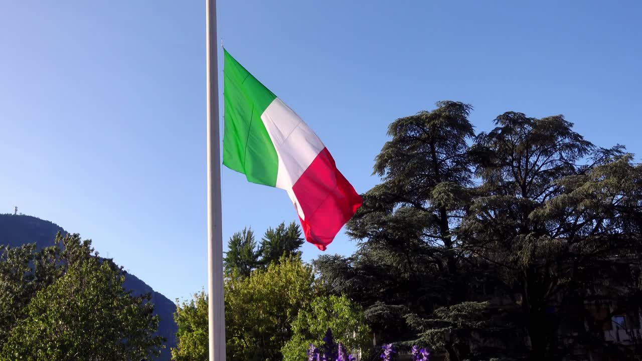 bandiera italiana a metà albero. l'italia in lutto
