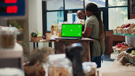 Frauen-Unterhalten-Sich-über-Produkte-Neben-Einem-Laptop-Mit-Greenscreen