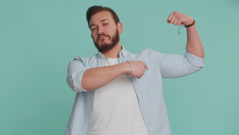 un hombre flexionando sus músculos y sonriendo con confianza