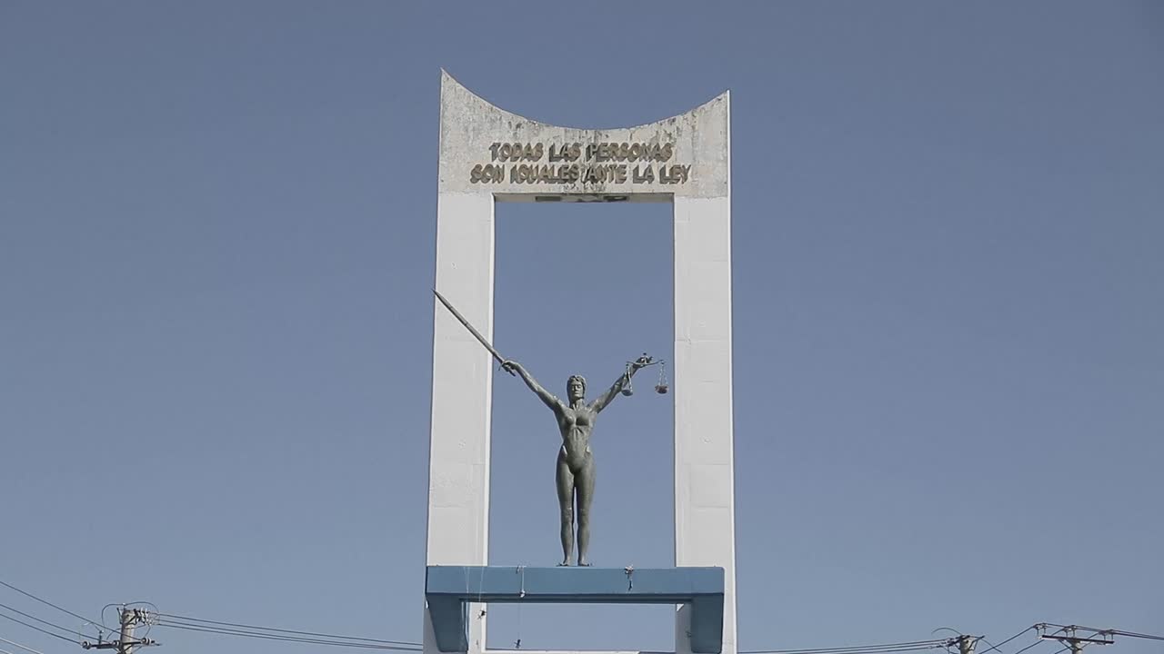 снимок памятника конституции в сан-сальвадоре в солнечный день.