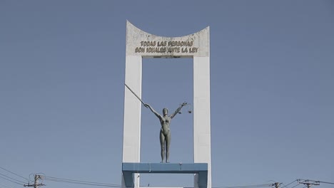 Una-Toma-Inclinada-Hacia-Abajo-Del-Monumento-A-La-Constitución-En-San-Salvador-Durante-Un-Día-Soleado