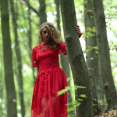 una mujer bonita caminando por el bosque.