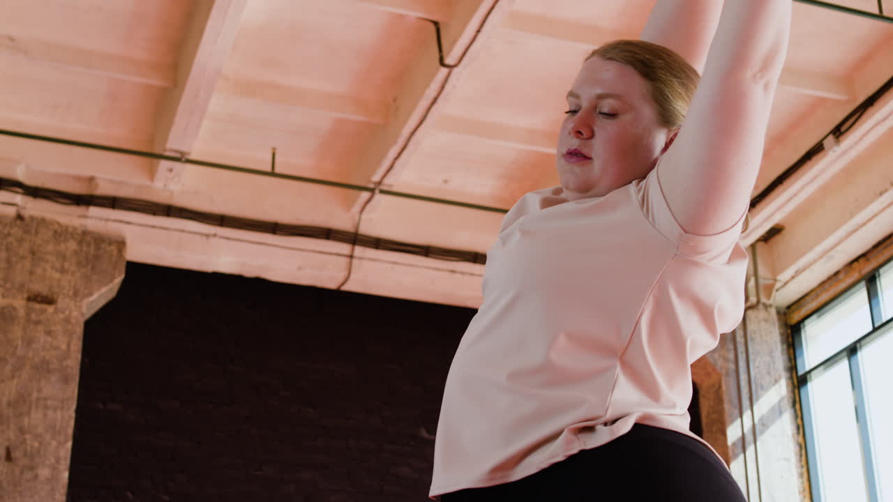 실내에서 몸을 따뜻하게 하는 여자