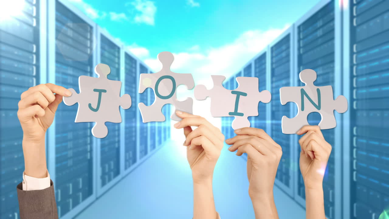 manos sosteniendo piezas de rompecabezas