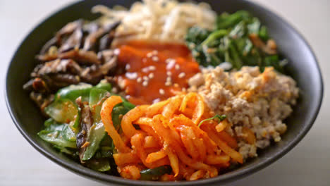 비빔밥, 밥 그릇을 곁들인 한국 매운 샐러드 - 전통 한국 음식 스타일