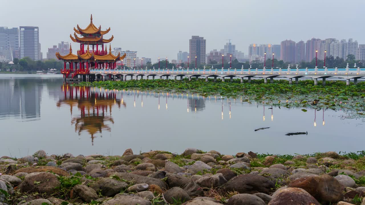 hermosa pagoda decorativa de luz en el estanque de loto en la ciudad de kaohsiung por la noche