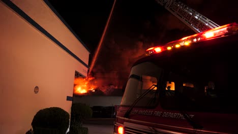 camión de bomberos luchando contra un gran incendio
