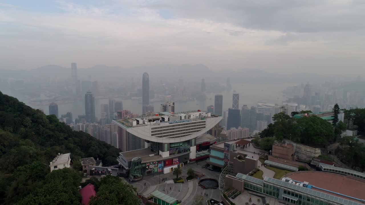 la construcción de la torre del punto de vista del pico de hong kong por la mañana panorama aéreo 4k china