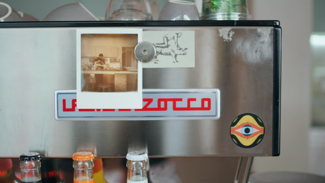 스테인리스 스 냉장고에 사진과 스티커