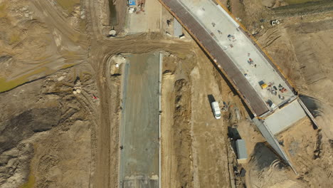 vista de arriba hacia abajo de la construcción de carreteras con un paso elevado y maquinaria pesada
