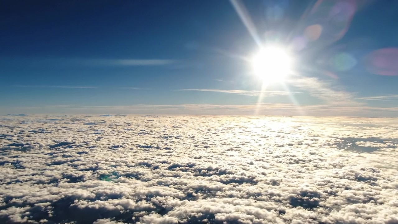 Uno Spettacolo Mozzafiato di Bellezza Naturale Sopra le Nuvole: Un Sole Splendente Illumina l'Ampia Vista di Nuvole Bianche e Soffici e un Cielo Blu Brillante