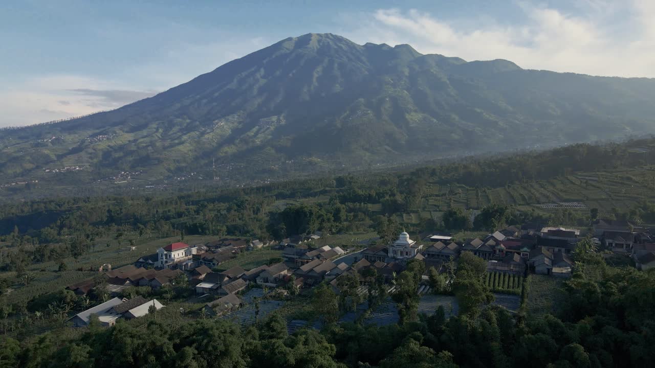 Ripresa con drone che rivela il villaggio di Stabelan con il Monte Merbabu sullo sfondo