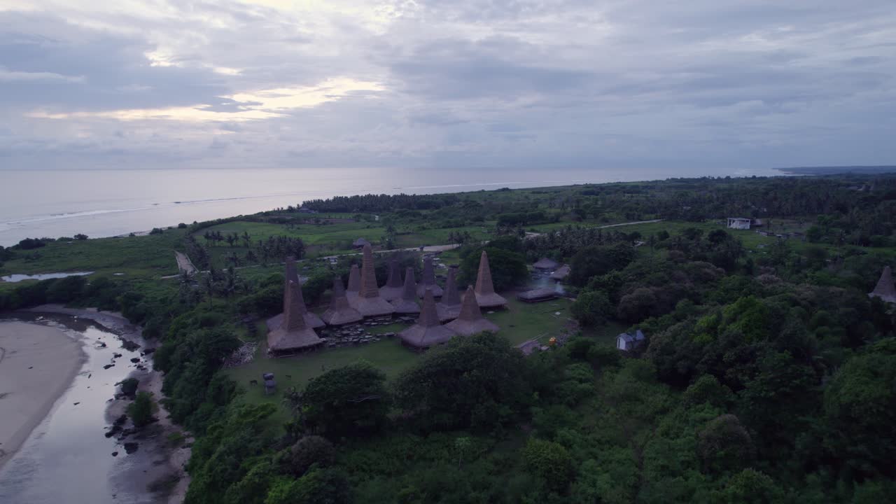 Benzersiz çatılara sahip geleneksel bir köyde gün doğumu, Sumba, Endonezya