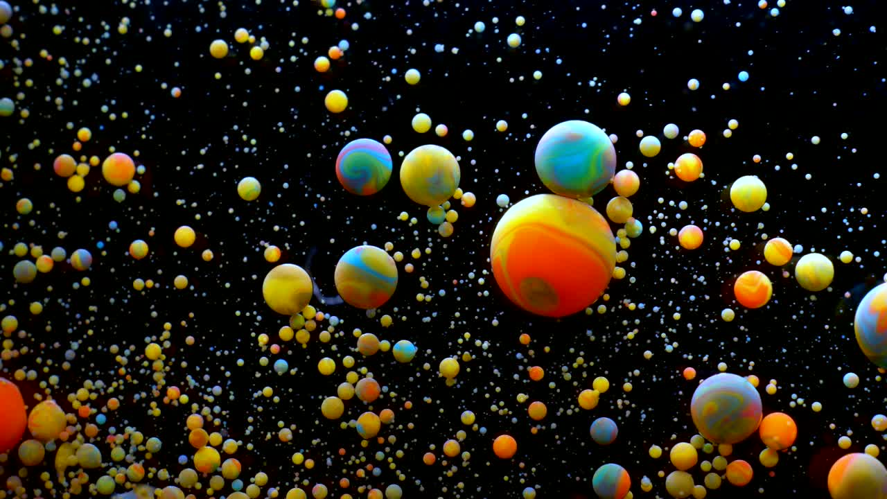 movimiento lento colores brillantes burbujas de aceite hermosa superficie de pintura color universo movimiento de primer plano multicolor. pintura acrílica. superficie fantástica. abstracto pintura colorida estructura fantástica burbujas coloridas