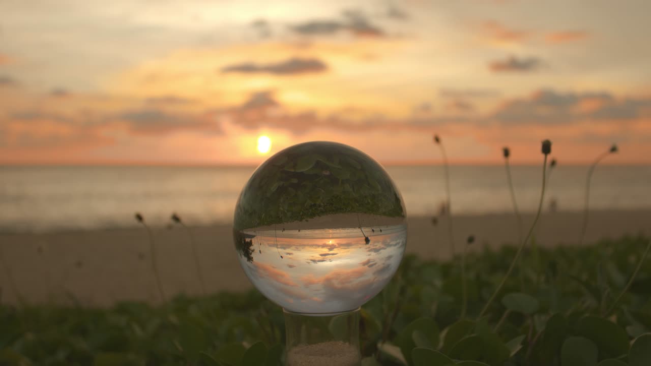 크리스탈볼 안의 바다 위의 아름다운 해가 뜨는 모습
