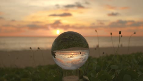 hermoso amanecer sobre el mar dentro de la bola de cristal.