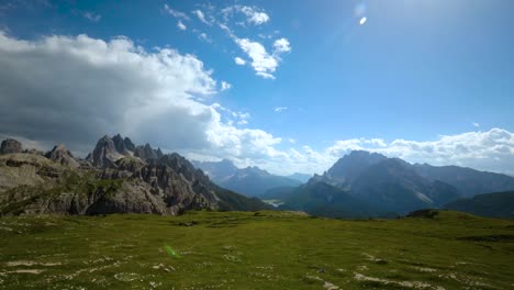 el parque natural nacional de timelapse se encuentra en los alpes dolomitas, la hermosa naturaleza de italia.