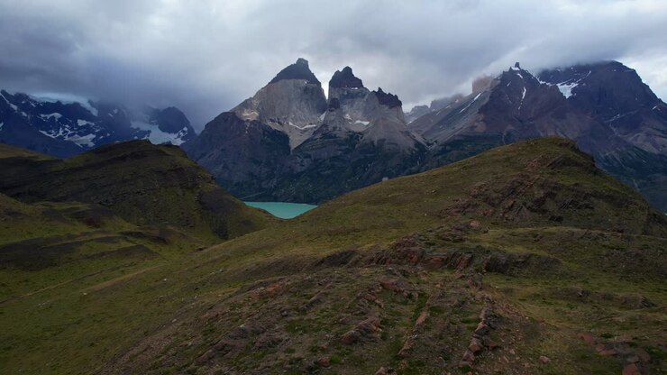 Rivelazione tramite drone delle montagne Mirador Cuernos in Patagonia, Cile