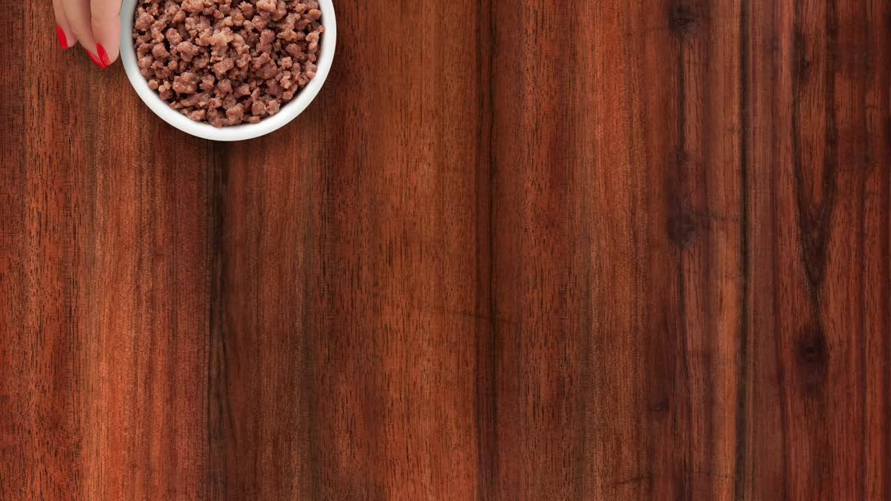 ofreciendo carne roja molida a la parrilla