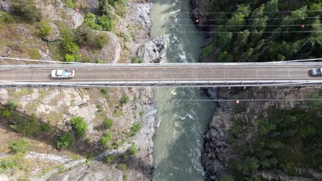 Imágenes-Aéreas-Cinematográficas-De-4k-Del-Puente-Del-Cañón-Alto-En-El-Norte-De-Canadá-En-Un-Día-Soleado