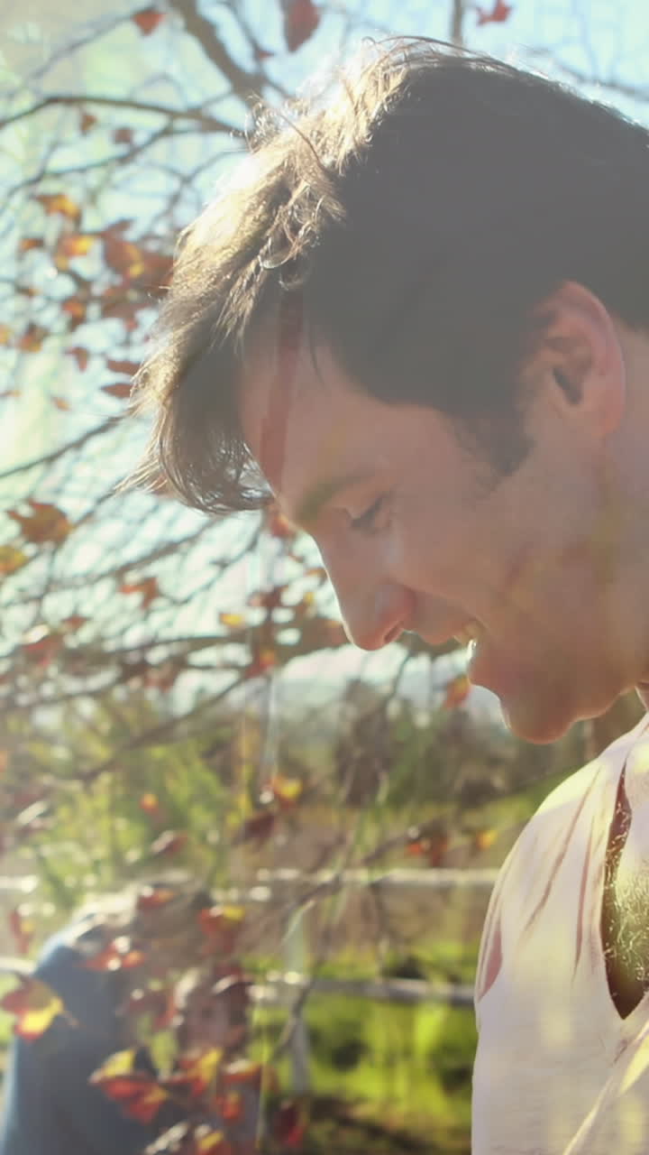 행복 한 백인 아버지 와 아들 이 야외 에서 재미 를 느끼고 있는 잔디 의 애니메이션