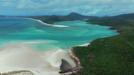 Vista-Aérea-Con-Drones-Del-Mirador-De-Hill-Inlet,-Isla-Whitsundays,-Extremo-Norte,-Playa-Whitehaven,-Queensland,-Australia,-Puerto-De-Airlie,-Parque-Nacional,-Océano-Turquesa-Claro,-Agua,-Cielo-Azul,-Nubes-Soleadas,-Barcos,-Turistas,-Adelante