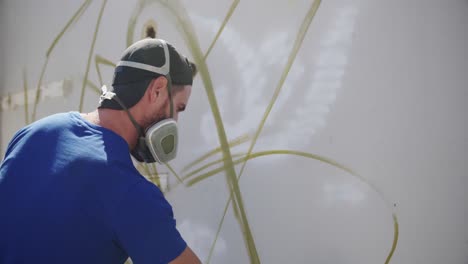 artista de graffiti pintando con spray de aerosol 4k