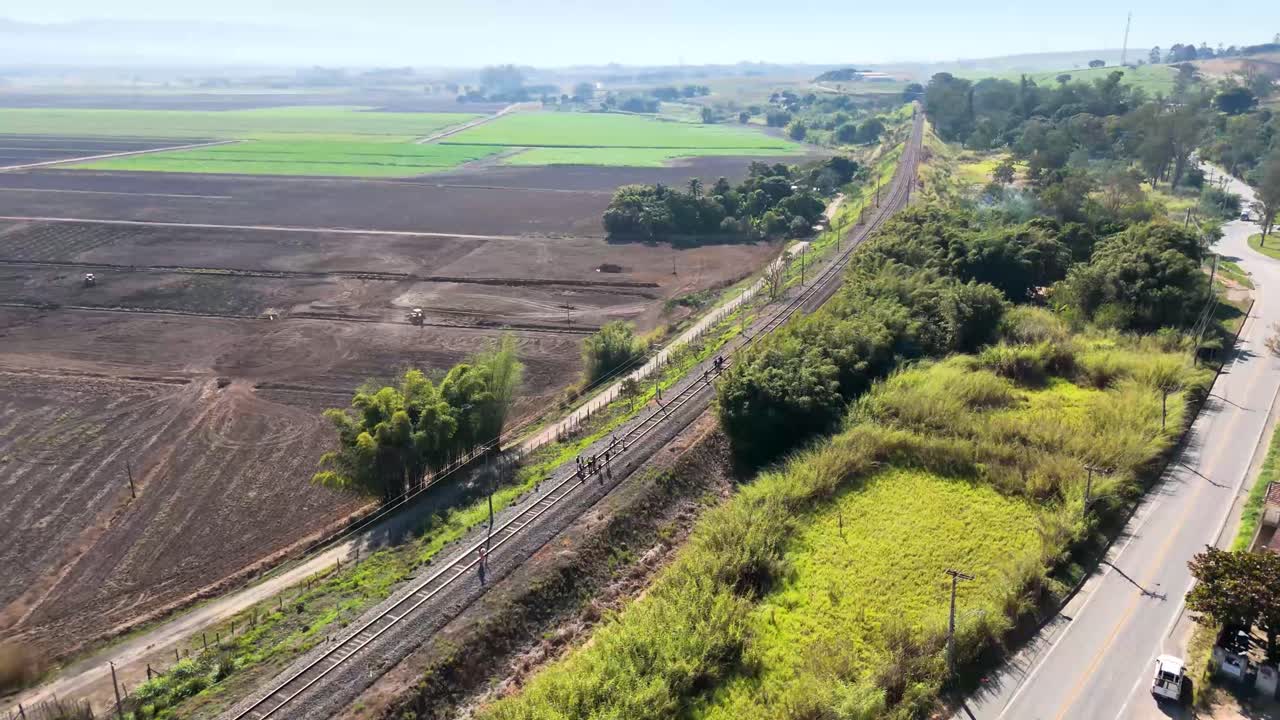 브라질의 시골 지역에서 철도 트랙을 따라 는 사람들의 드론 뷰