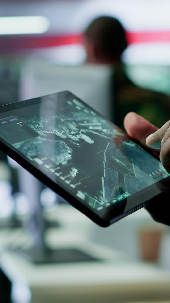 Video verticale: soldati americani in un centro di controllo cyber impegnati in operazioni di cybersicurezza.