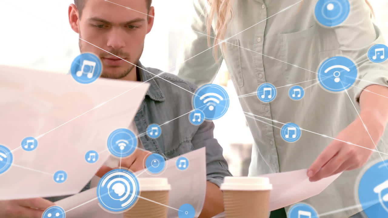 사무실에서 다양한 사업가들과의 아이콘과의 연결 네트워크의 애니메이션