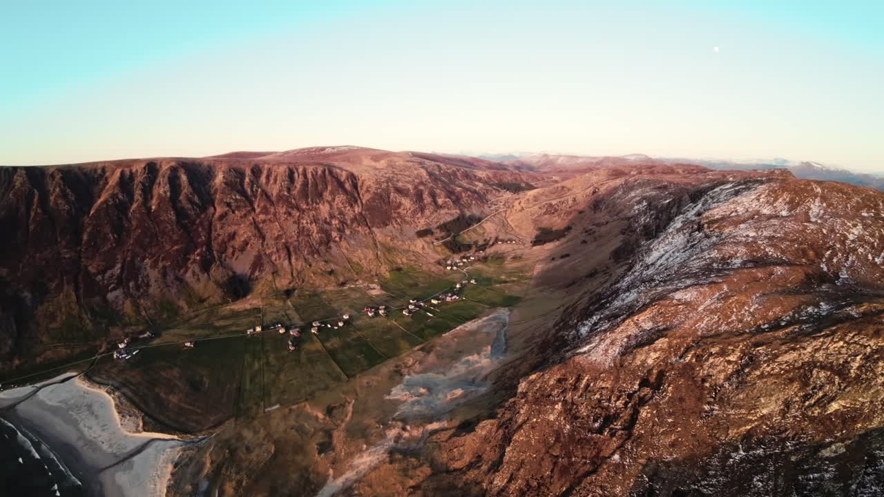 majestuoso valle, playa de arena y montañas en noruega, vista aérea