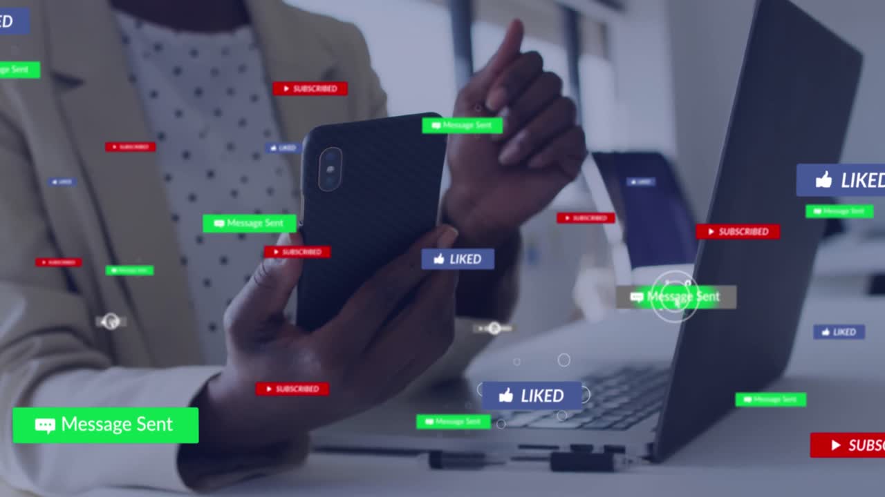 사무실에서 스마트폰을 사용하는 아프리카계 미국인 여성의 중간 섹션에 대한 소셜 미디어 아이콘의 애니메이션