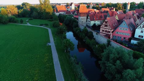 Blick-Von-Der-Drohne-über-Den-Fluss,-Links-Ist-Ein-Park,-Rechts-Das-Luftpanorama-Der-Historischen-Altstadt