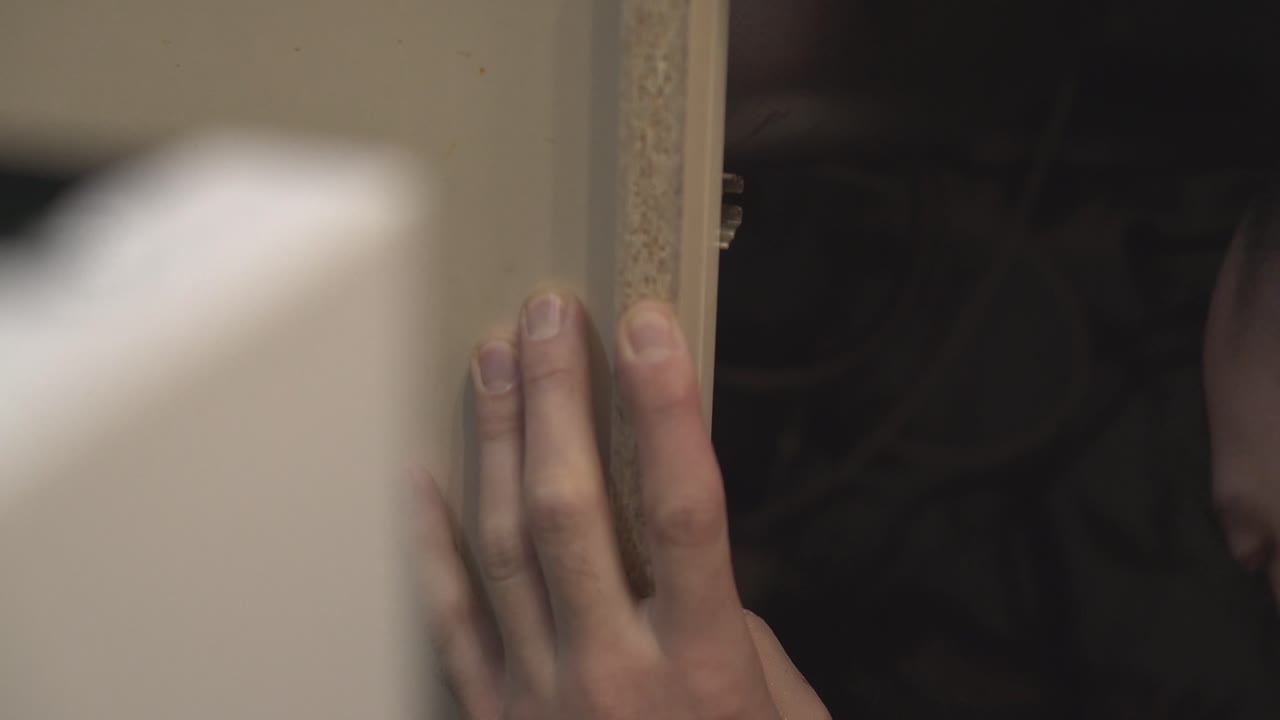 스크루를 스크루드라이버로 테이블 표면에 스크루드라이버 3 스크루드라이버는 근접 스크루드 위치를 강조합니다