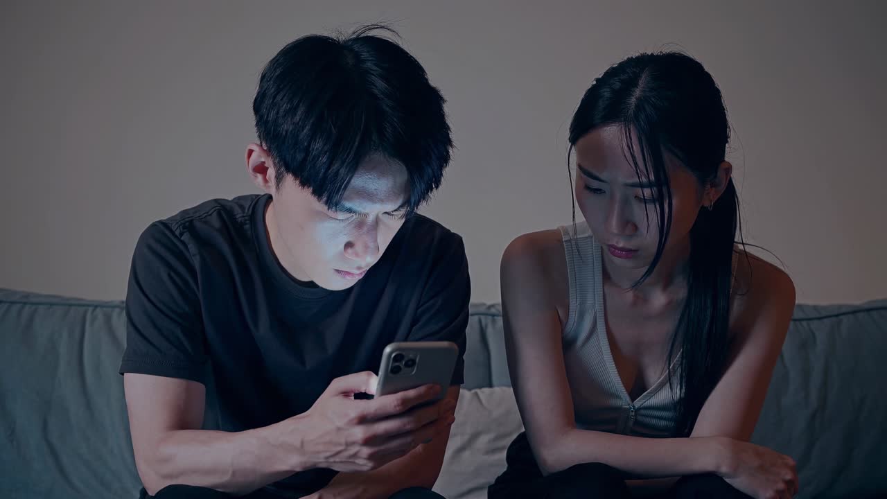 스마트폰에 대해 논쟁하는 부부