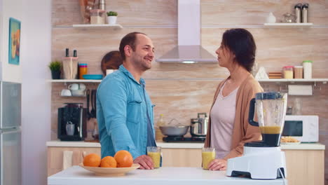 pareja sosteniendo un batido nutritivo