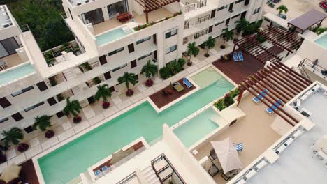 Drone-shot-of-an-empty-luxury-hotel-in-Tulum,-Mexico