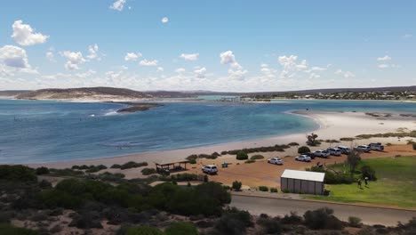 drone aéreo moviéndose hacia adelante sobre la laguna de kalbarri desde un aparcamiento en un día soleado