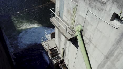 desde una vista superior a la bomba de agua en una presa