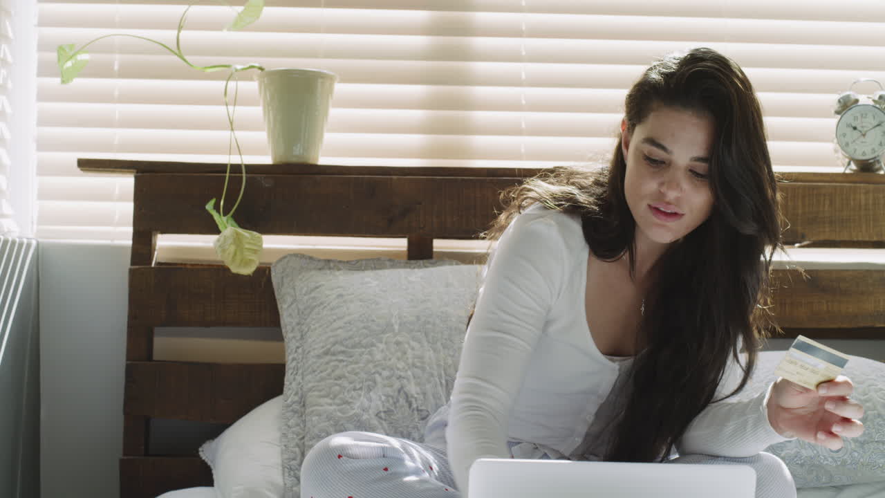 한 여자가 신용카드를 들고 있습니다.