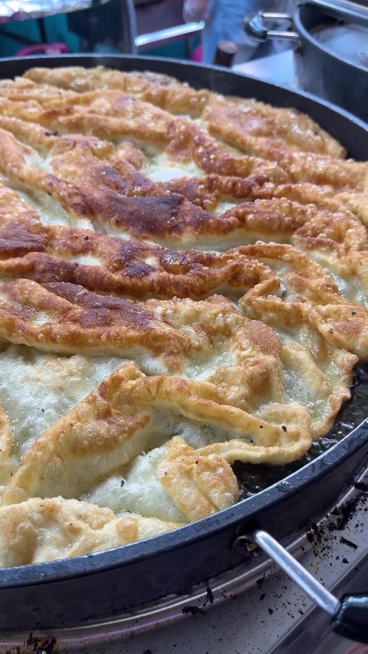 Pangsit Goreng Keemasan Dimasak dalam Wajan Besar